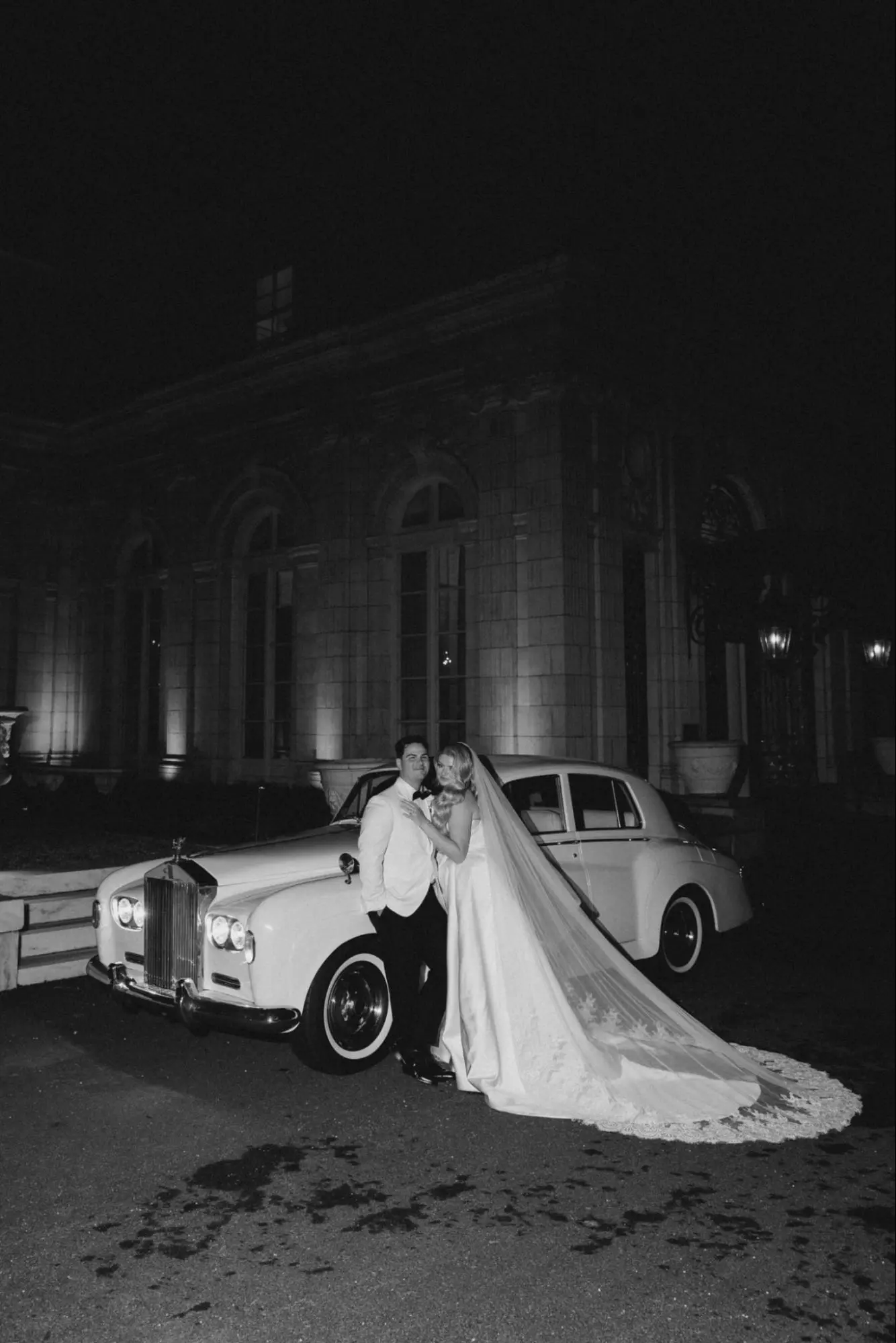couple-bw-car